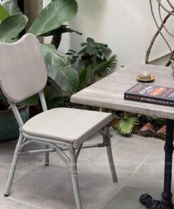 Bàn ghế ban công BC-11 chi tiết mặt bàn gỗ resin