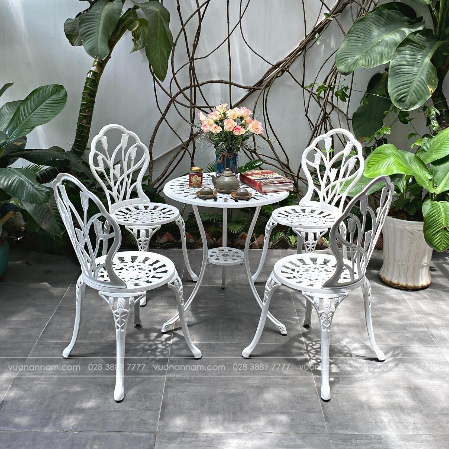 Bộ bàn ghế hình hoa rất đặc biệt