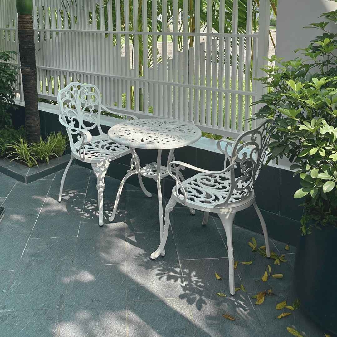 Bộ bàn ghế ban công nhôm đúc BG-10T màu trắng thực tế tại ban công