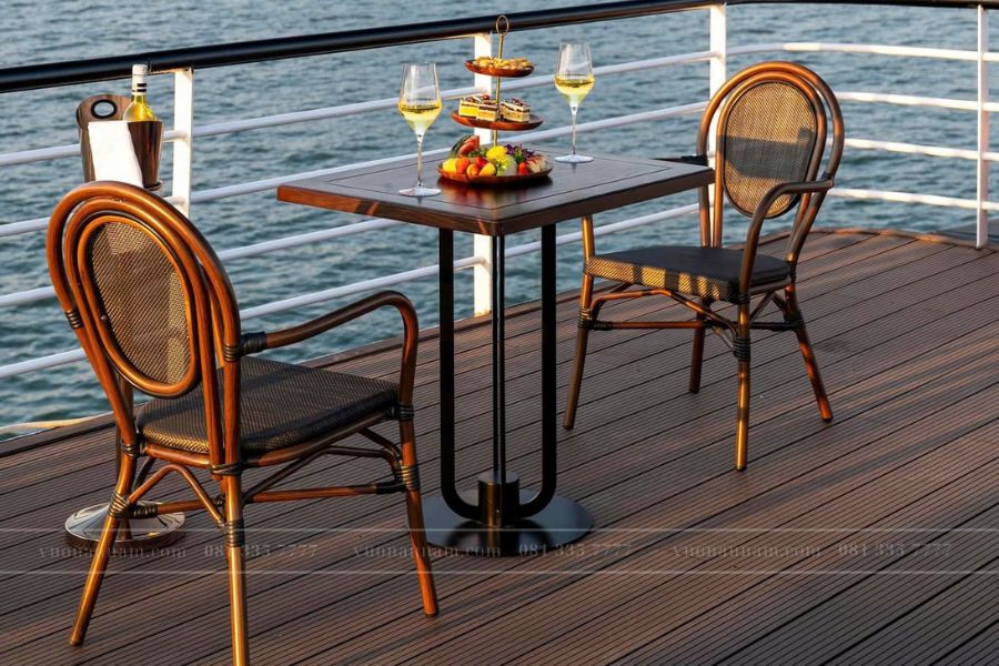 Bàn ghế cafe ngoài trời nổi bật trong không gian