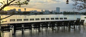 Bàn dài ngoài trời nhôm đúc đặt giữa sân vườn biệt thự sang trọng