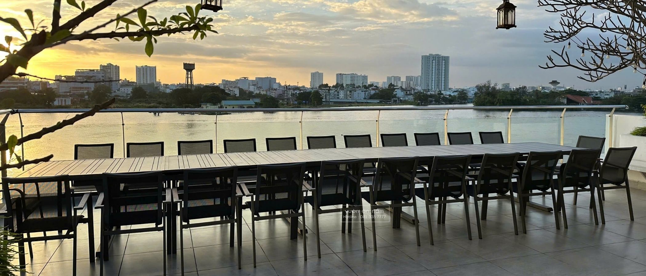 Bàn dài ngoài trời nhôm đúc đặt giữa sân vườn biệt thự sang trọng