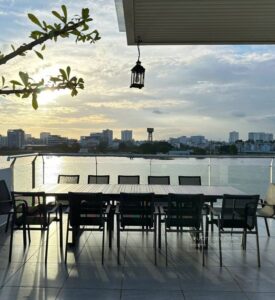 Bàn ghế Ngoài trời tại nhà khách hàng view sông cực đỉnh